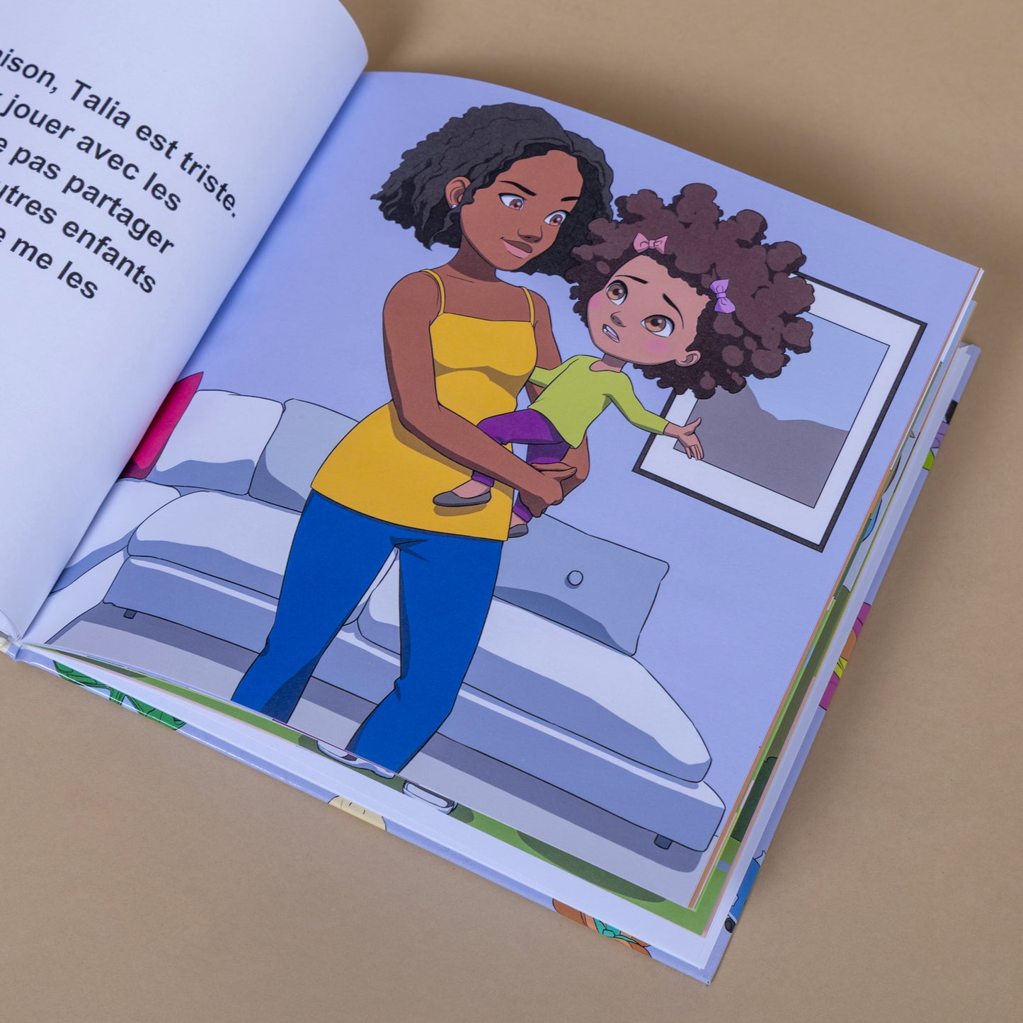 Livre jeunesse afro illustrant une mère et sa fille partageant un moment complice sur un canapé.