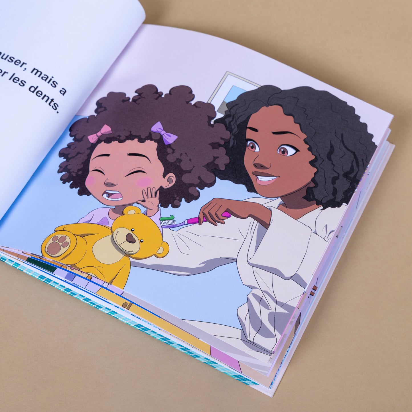 Talia se brosse les dents avec sa mère, un moment joyeux dans le livre enfant métisse.