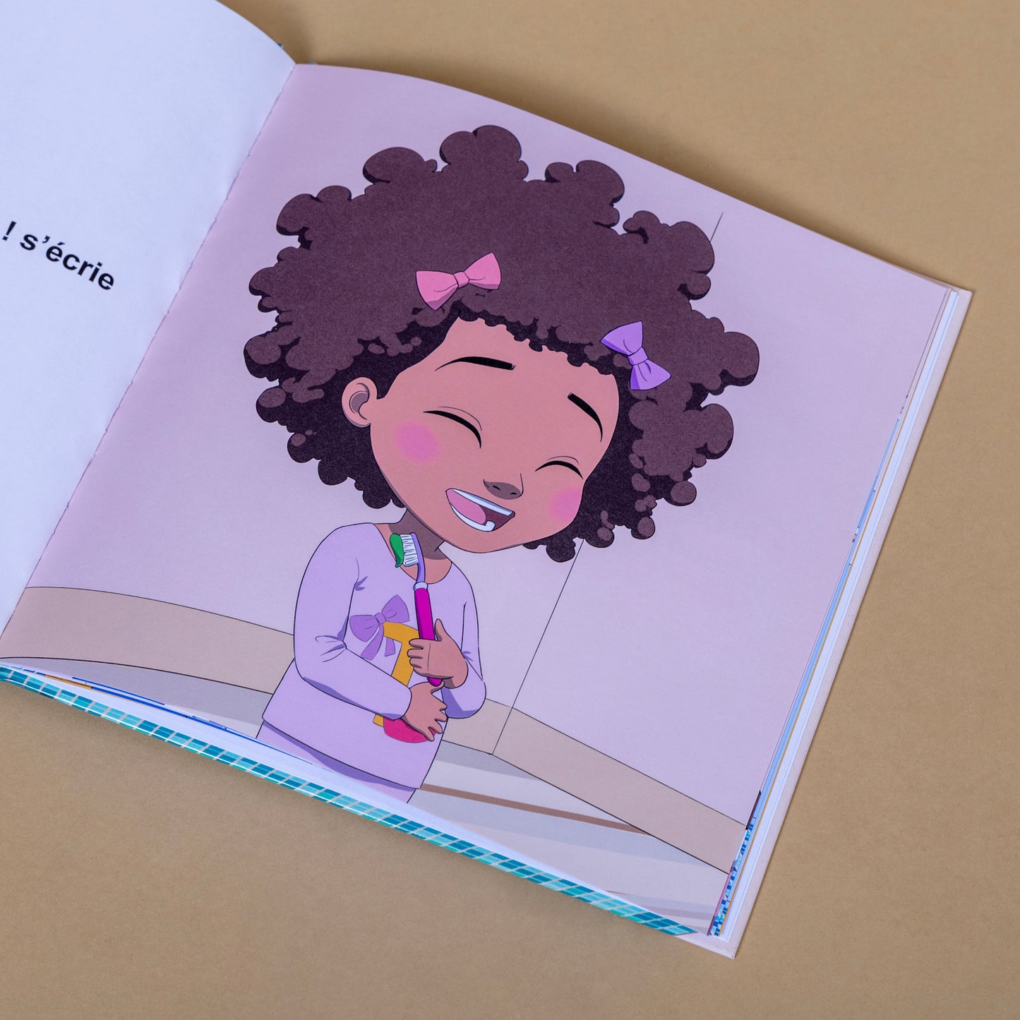 Illustration d'une fille souriante avec des cheveux crépus, tenant une brosse à dents dans un livre. Livre jeunesse afro.