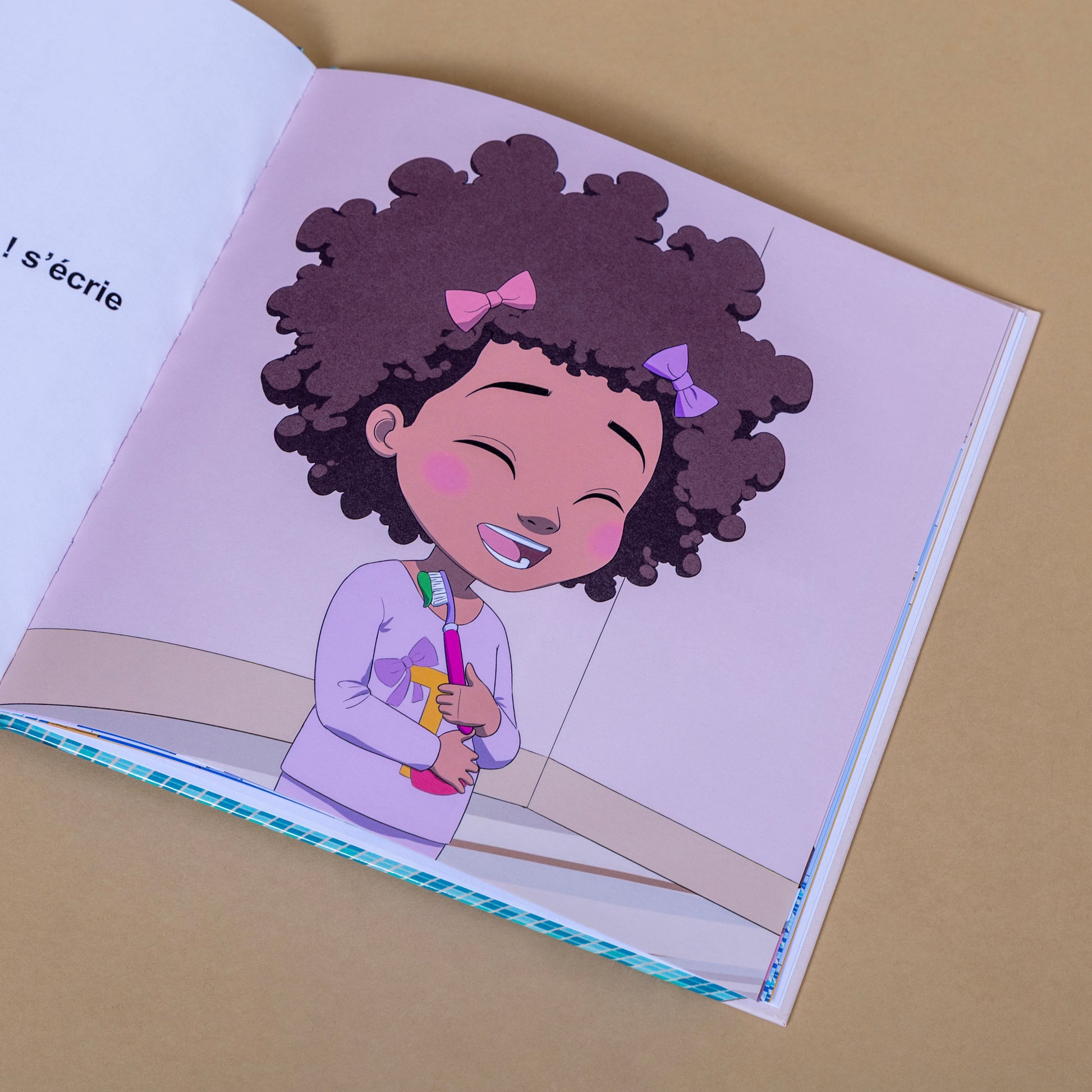 Illustration d'une fille souriante avec des cheveux crépus, tenant une brosse à dents dans un livre. Livre jeunesse afro.