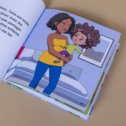 Livre jeunesse afro illustrant une mère et sa fille partageant un moment complice sur un canapé.