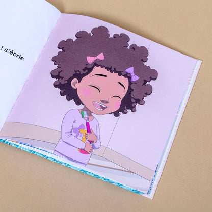 Illustration du livre enfant métisse avec Talia souriante tenant sa brosse à dents.