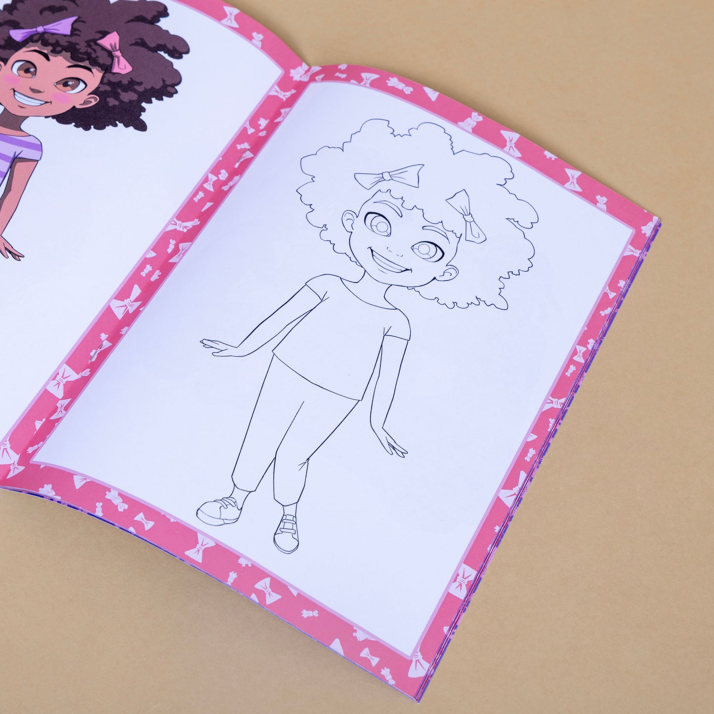 Page du livre de coloriage afro avec personnage à colorier, livre enfant noir.