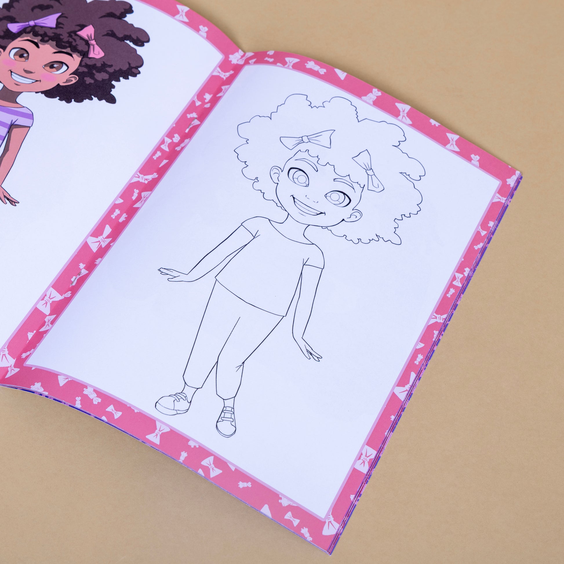 Page du livre de coloriage afro avec personnage à colorier, livre enfant noir.