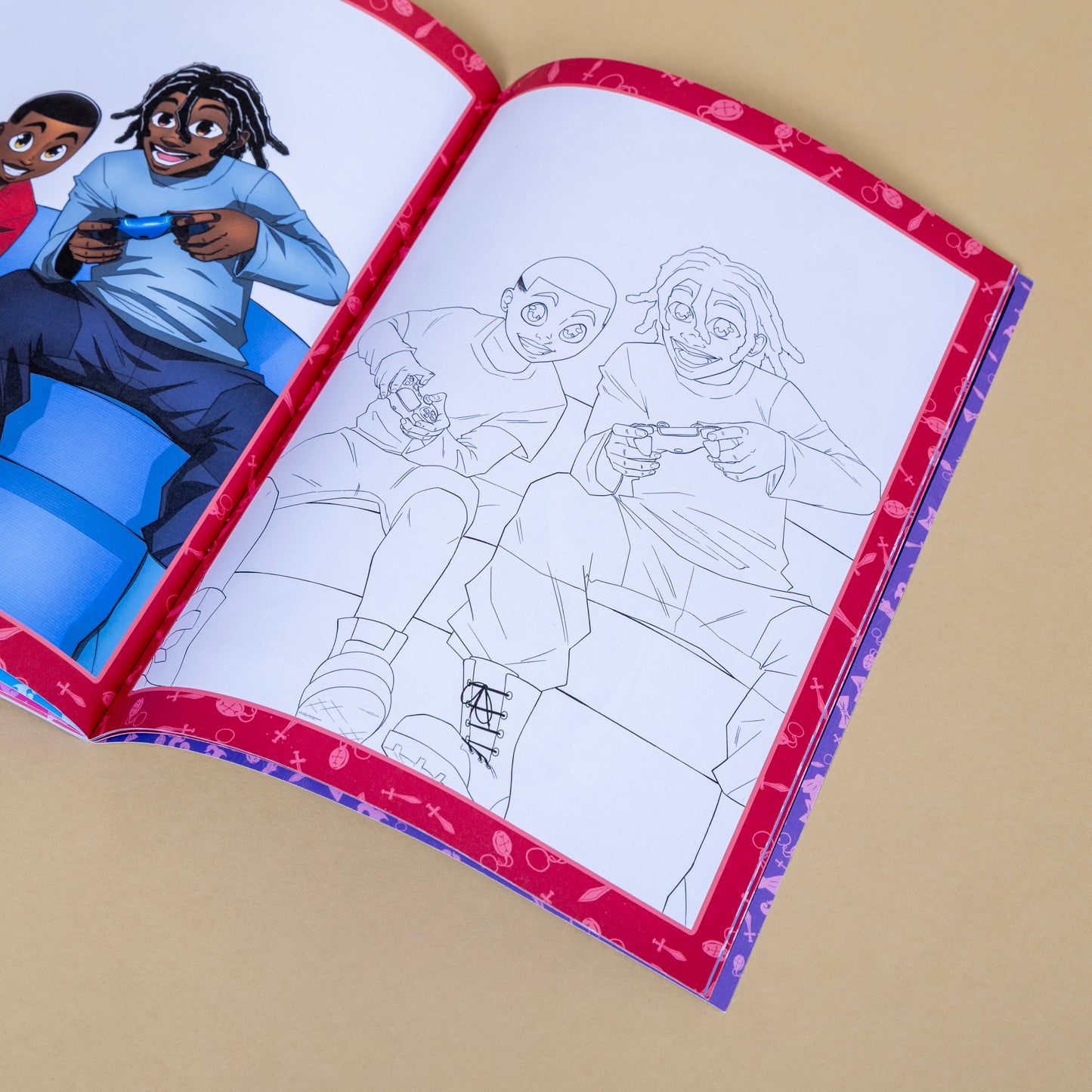 Image d'un livre de coloriage montrant des personnages afro-americains jouant ensemble, livre enfant noir.
