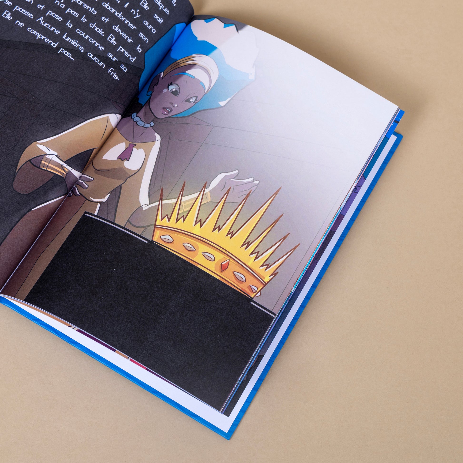 Illustration du livre jeunesse diversité avec Nala découvrant une couronne dans un livre ouvert.