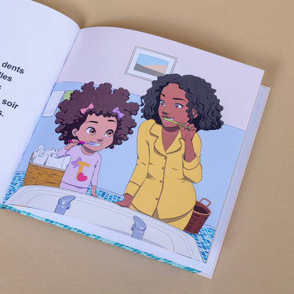Talia se brosse les dents avec sa mère, illustration du livre enfant métisse, moment amusant du soir.
